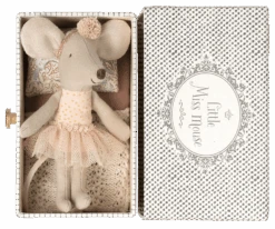 Maileg Knuffelmuis Dance Mouse Little Sister In Ligbed 11cm