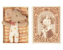 Maileg Knuffelmuis Baby Girl Sleepy/Wakey In Luciferdoosje 8 Cm